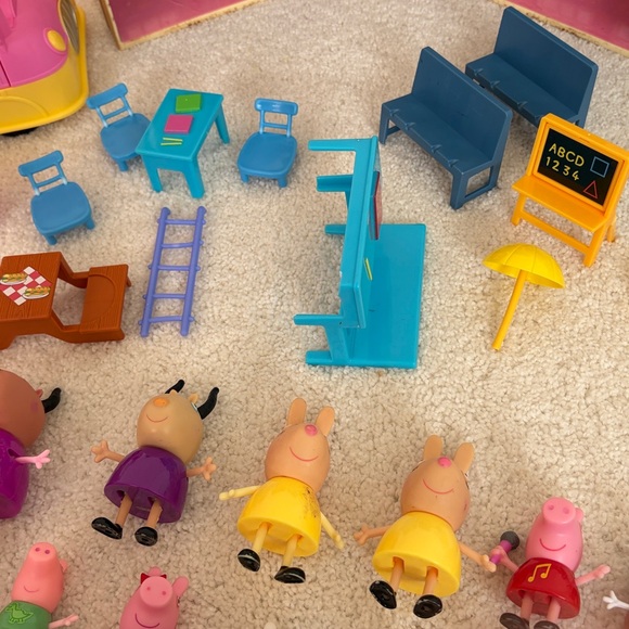 Peppa Pig School, Ice Cream Truck and Trolley Lot - Picture 11 of 11